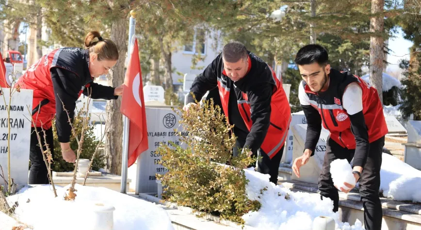 Aile ve Sosyal Hizmetler İl Müdürlüğü ekipleri, bayram öncesinde şehit kabirlerini ziyaret ederek dualar etti.