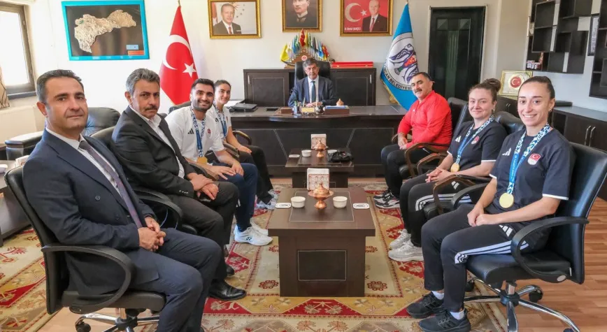 Başkan Aksun, Akdeniz Oyunları’nda 5 Altın Madalya Kazanan Milli Sporcuları Ağırladı