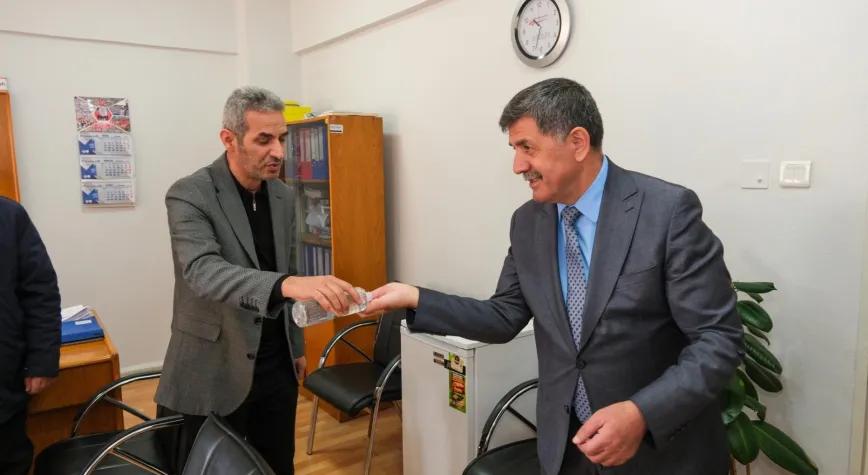 Başkan Bekir Aksun’dan Bayram Ziyareti: Belediye Personeliyle Tek Tek Bayramlaştı