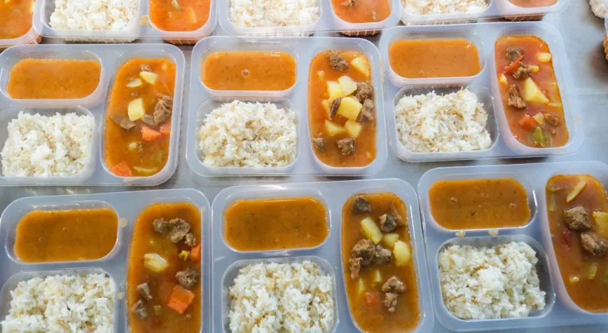 Belediye Ekipleri İhtiyaç Sahibi Vatandaşlara Sıcak İftar Yemekleri Ulaştırıyor