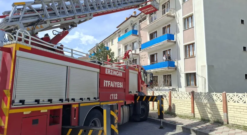 Çatıya Takılan Kuşu İtfaiye Kurtardı