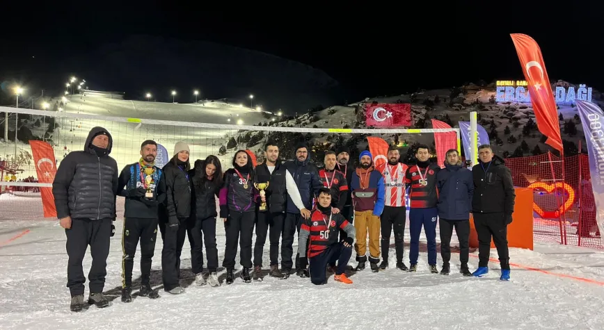 Ergan Dağı’nda Kar Voleybolu Heyecanı: Şampiyon İl Emniyet Müdürlüğü