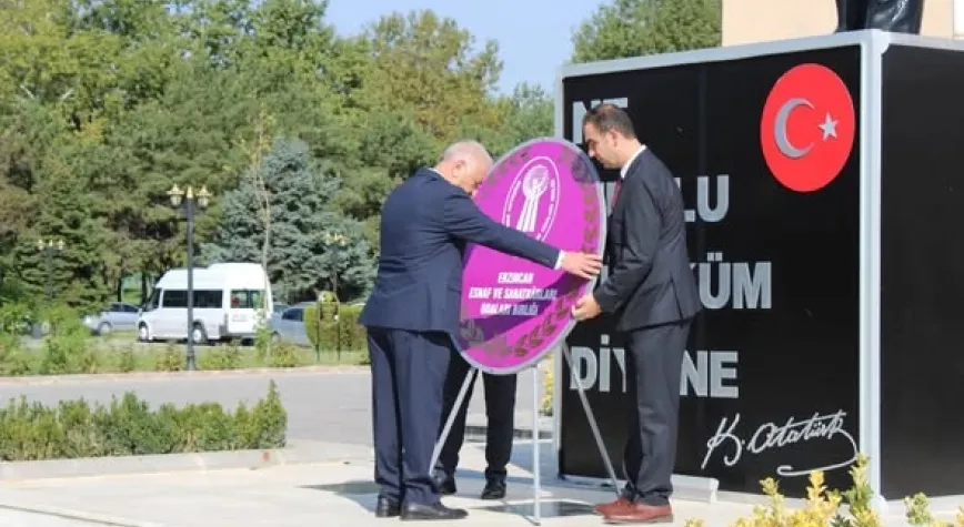 Erzincan’da Ahilik Kültür Haftası İçin Atatürk Anıtı’nda Çelenk Töreni Düzenlendi