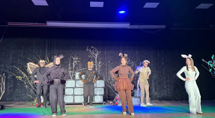 Erzincan’da Çocuklara Hem Eğlence Hem Eğitim: “Kuyruğu Boncuklu Tilki” Sahnelendi