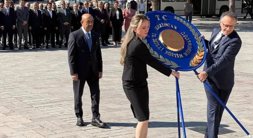 Erzincan’da İlköğretim Haftası Atatürk Anıtı’na Çelenk Sunumuyla Başladı