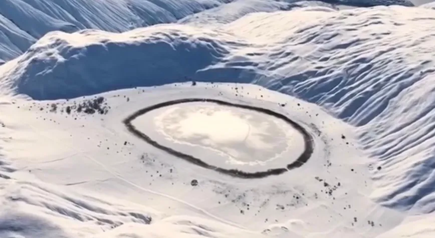 Erzincan’da ‘Nazar Boncuğu’ Polat Gölü Buz Tuttu, Kartpostallık Manzaralar Oluştu