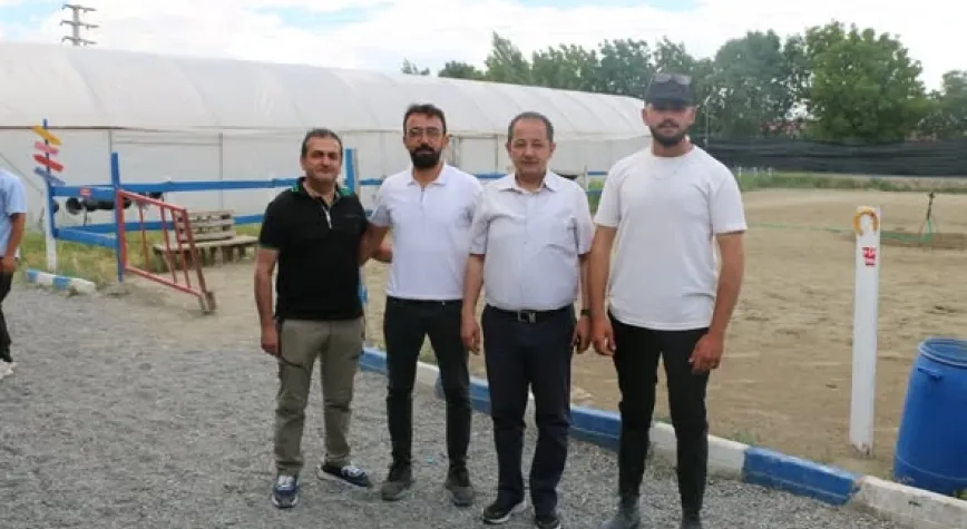 İl Tarım Müdürü Koçaker, Beybağı'ndaki Sera ve At Çiftliğinde İncelemelerde Bulundu