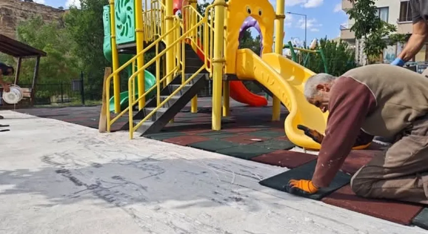 Kemah’ta Çocuk Parklarında Bakım ve Yenileme Çalışmaları Sürüyor