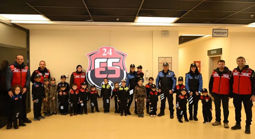 POLİSİN GÜNÜ SAHADA TAÇLANDI! MİNİKLER SEREMONİDE UNUTULMAZ ANLAR YAŞADI