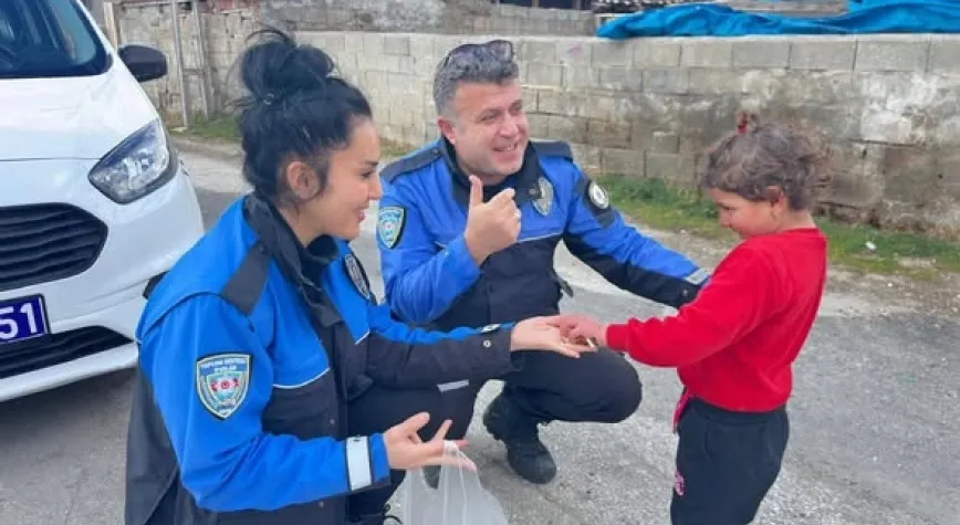 Polisten Miniklere Bayram Sürprizi