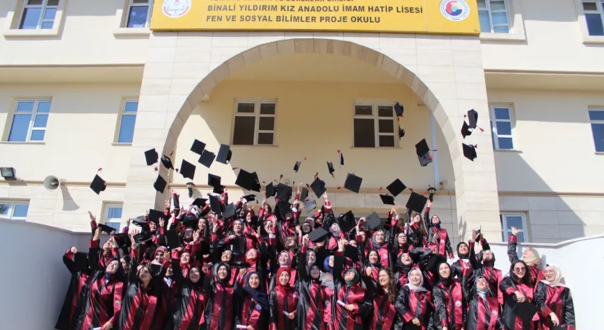 TOBB Binali Yıldırım Kız Anadolu İmam Hatip Lisesi’nde Mezuniyet Heyecanı