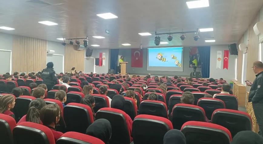 Üzümlü’de Ortaokul Öğrencilerine Trafik Güvenliği Eğitimi Verildi