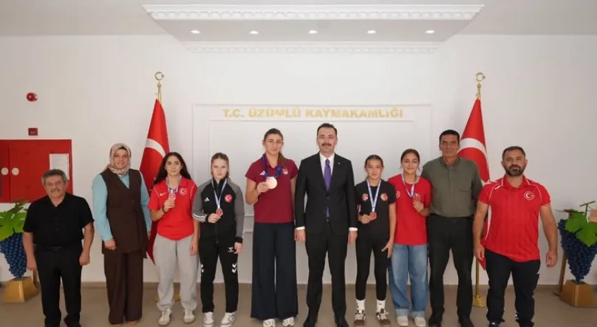 Üzümlü’nün Başarılı Güreşçileri Kaymakam HÖKELEKLİ’yi Ziyaret Etti