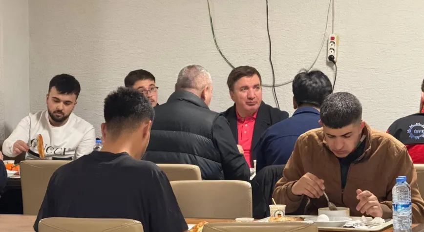 Vali Hamza Aydoğdu, Piri Sami Yurdu’nda Öğrencilerle Sahur Yaptı